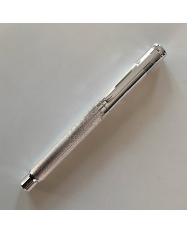 Stylo-plume Otto Hutt design 04 princess cut, sterling silver, plume acier bicolore largeur M