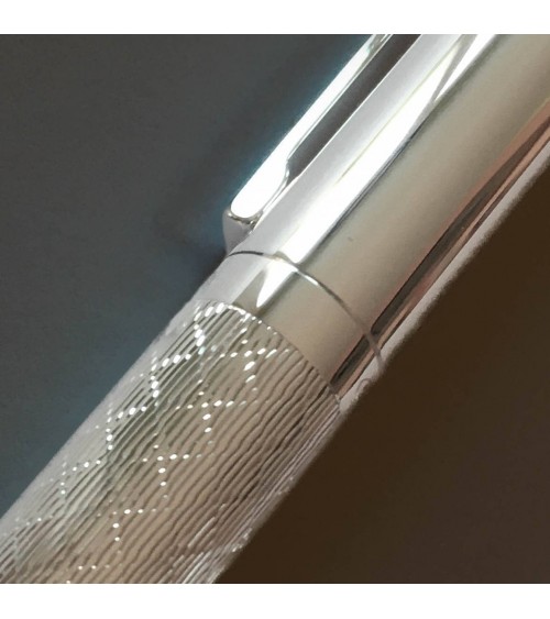 Stylo-plume Otto Hutt design 04 princess cut, sterling silver, plume acier bicolore largeur M