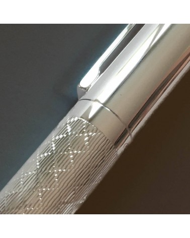 Stylo-plume Otto Hutt design 04 princess cut, sterling silver, plume acier bicolore largeur M