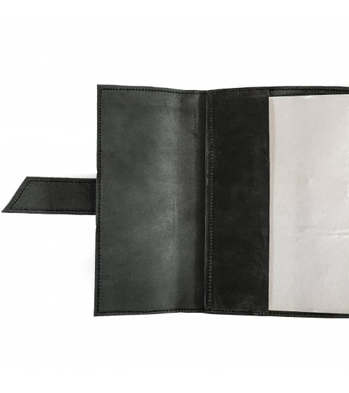 Carnet rechargeable cuir gris foncé avec bride de fermeture, 184 pages blanches papier vélin 14,5 x 19 cm.