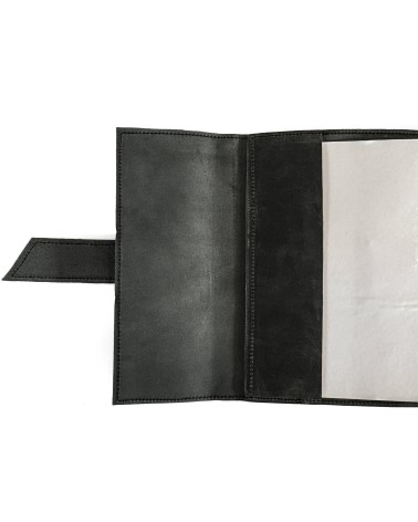 Carnet rechargeable cuir gris foncé avec bride de fermeture, 184 pages blanches papier vélin 14,5 x 19 cm.