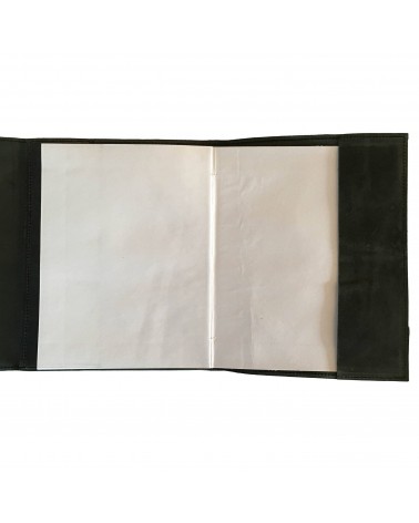 Carnet rechargeable cuir gris foncé avec bride de fermeture, 184 pages blanches papier vélin 14,5 x 19 cm.