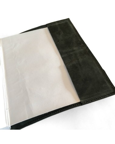 Carnet rechargeable cuir gris foncé avec bride de fermeture, 184 pages blanches papier vélin 14,5 x 19 cm.