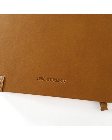 Carnet Leuchtturm couverture cuir cognac rigide, 14,5 x 21 cm, 249 pages pointillées.