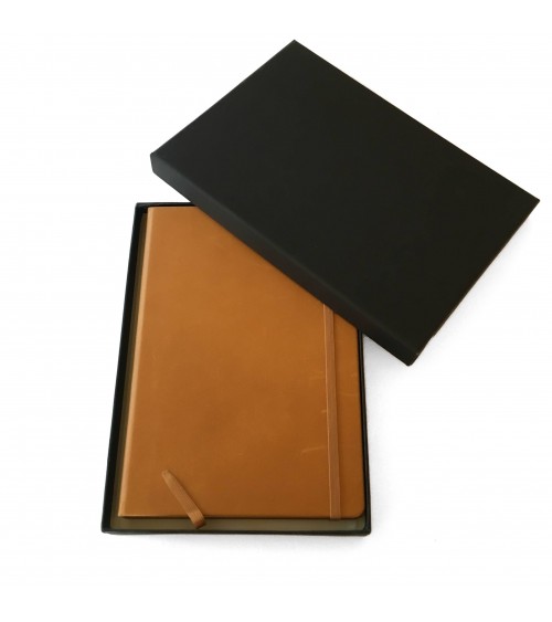 Carnet Leuchtturm couverture cuir cognac rigide, 14,5 x 21 cm, 249 pages pointillées.