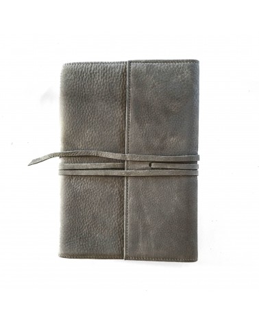 Carnet PA rechargeable cuir nubuck gris, lacet cuir de fermeture, 
288 pages blanches format A6.