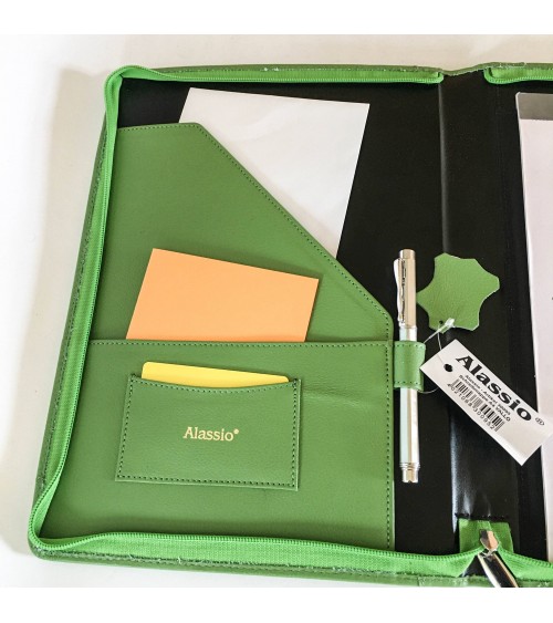 Porte-bloc Alassio Vallo A4, cuir vert clair, 1 compartiment cartes et 2 pour feuilles volantes, boucle stylo, bloc-notes.