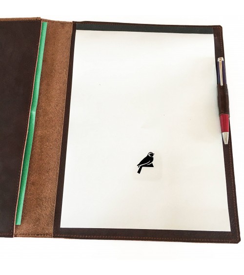 Porte-bloc PA Allgäu format A4, cuir marron, 1 compartiment cartes et 1 pour feuilles A4, boucle stylo, bloc-notes.