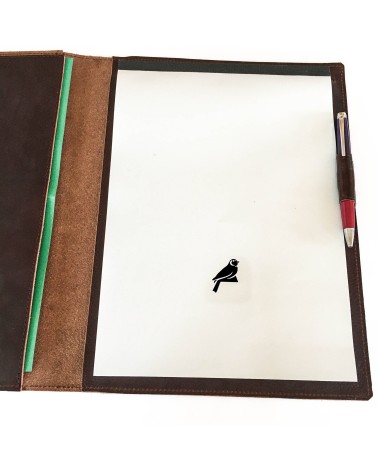 Porte-bloc PA Allgäu format A4, cuir marron, 1 compartiment cartes et 1 pour feuilles A4, boucle stylo, bloc-notes.