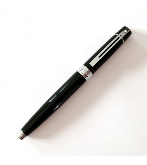 Roller Sheaffer 300 Glossy Black, attributs chromés, avec le point blanc caractéristique de la marque