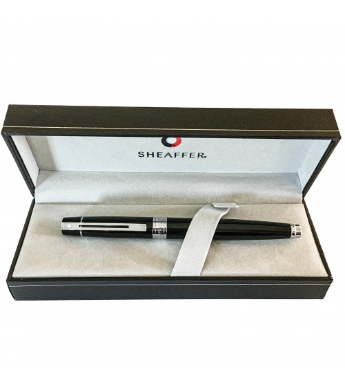 Roller Sheaffer 300 Glossy Black, attributs chromés, avec le point blanc caractéristique de la marque