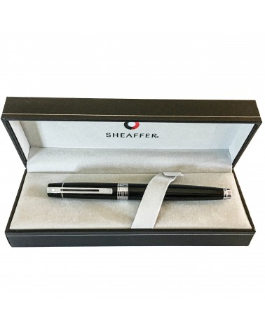 Roller Sheaffer 300 Glossy Black, attributs chromés, avec le point blanc caractéristique de la marque