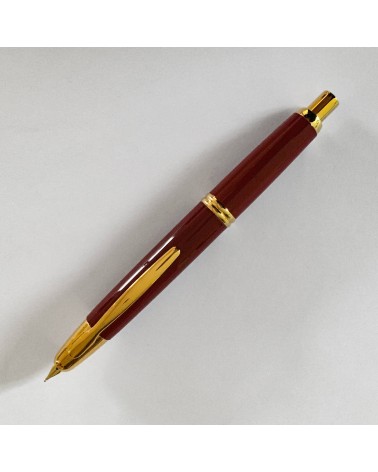 Stylo-plume Pilot Capless Bordeaux, attributs dorés