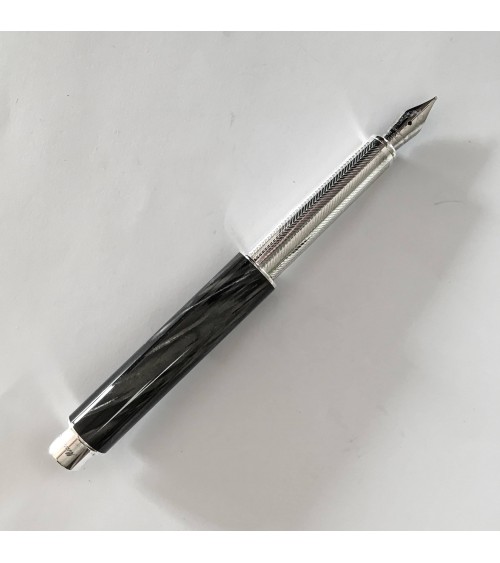 Stylo-plume Montegrappa Gnomo Anthracite, celluloïde et argent massif, plume or 18 carats largeur M.