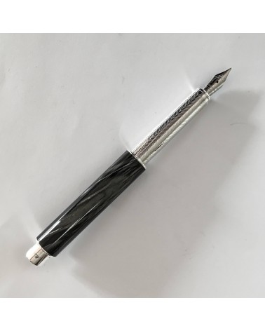 Stylo-plume Montegrappa Gnomo Anthracite, celluloïde et argent massif, plume or 18 carats largeur M.