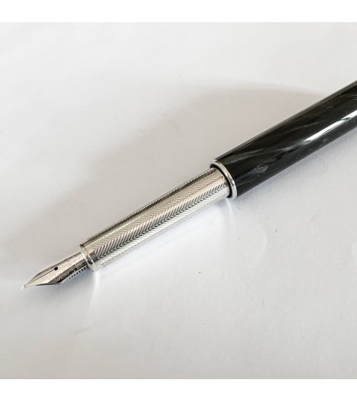 Stylo-plume Montegrappa Gnomo Anthracite, celluloïde et argent massif, plume or 18 carats largeur M.