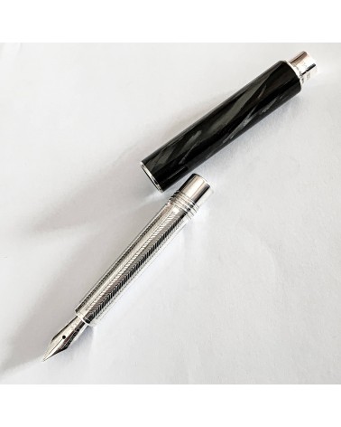 Stylo-plume Montegrappa Gnomo Anthracite, celluloïde et argent massif, plume or 18 carats largeur M.