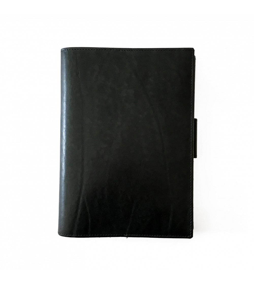 Carnet PA rechargeable cuir noir avec boucle pour stylo, 288 pages blanches 14,8 x 21 cm.