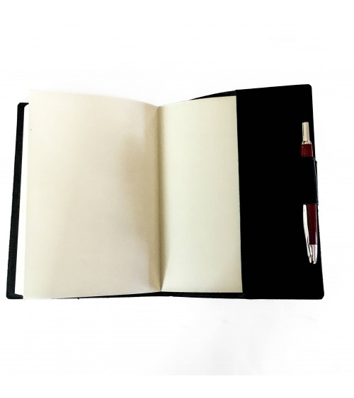 Carnet PA rechargeable cuir noir avec boucle pour stylo, 288 pages blanches 14,8 x 21 cm.