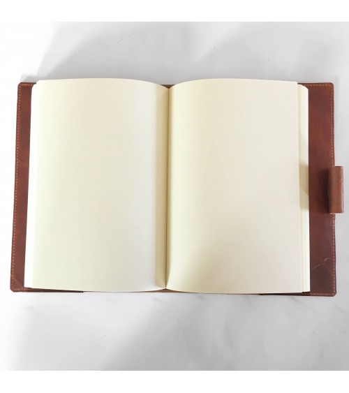 Carnet PA rechargeable cuir cognac avec boucle pour stylo, 288 pages blanches 14,8 x 21 cm.