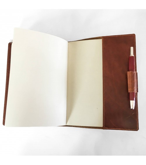 Carnet PA rechargeable cuir cognac avec boucle pour stylo, 288 pages blanches 14,8 x 21 cm.