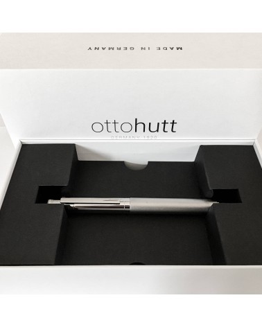 Stylo-plume Otto Hutt D04 Ruthenium, plume or bicolore 18 carats, largeur M