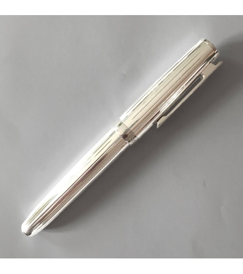 Stylo-plume Otto Hutt D07 Argent 925 Stries, bec bicolore or 18 carats largeur M