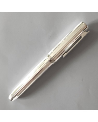 Stylo-plume Otto Hutt D07 Argent 925 Stries, bec bicolore or 18 carats largeur M