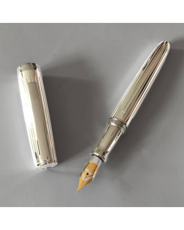 Stylo-plume Otto Hutt D07 Argent 925 Stries, bec bicolore or 18 carats largeur M