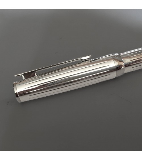 Stylo-plume Otto Hutt D07 Argent 925 Stries, bec bicolore or 18 carats largeur M