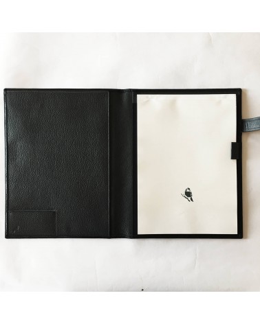 Porte-bloc PA Derby format A4 cuir anthracite, 1 compartiment cartes et 1 pour feuilles A4, boucle stylo, bloc-notes.