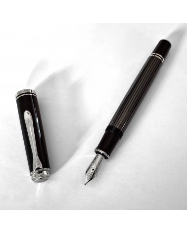 Stylo-plume à piston Pelikan Souverän 605 Stresemann, plume or 14 carats rhodié