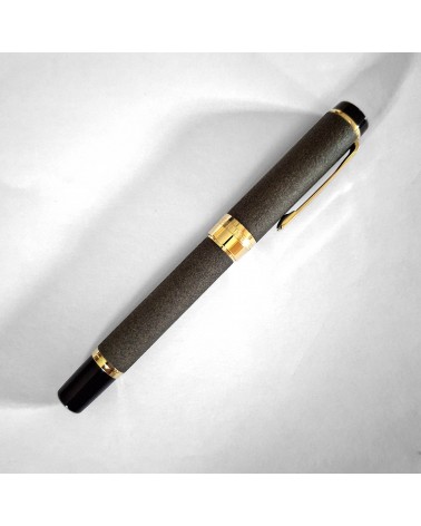 Stylo-plume Sailor Cylint Niigata Shikki Oborogin, métal laqué style ishime-nuri, gris-taupe foncé