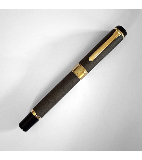 Stylo-plume Sailor Cylint Niigata Shikki Oborogin, métal laqué style ishime-nuri, gris-taupe foncé