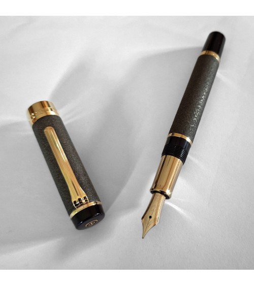 Stylo-plume Sailor Cylint Niigata Shikki Oborogin, métal laqué style ishime-nuri, gris-taupe foncé