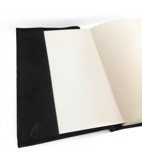 Carnet PA rechargeable cuir Nubuck noir, lacet cuir de fermeture, 
288 pages blanches, format A5