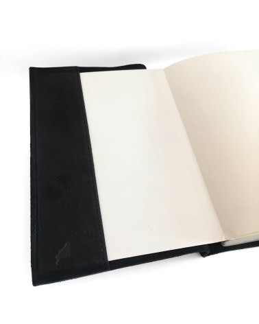 Carnet PA rechargeable cuir Nubuck noir, lacet cuir de fermeture, 
288 pages blanches, format A5