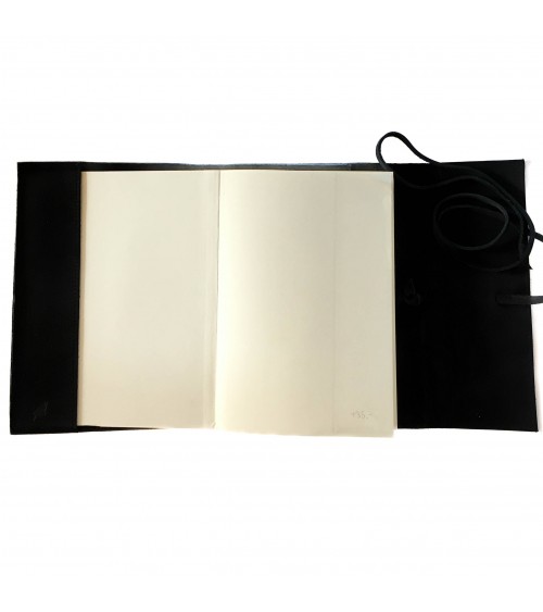Carnet PA rechargeable cuir Nubuck noir, lacet cuir de fermeture, 
288 pages blanches, format A5