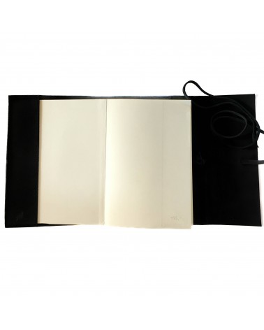 Carnet PA rechargeable cuir Nubuck noir, lacet cuir de fermeture, 
288 pages blanches, format A5
