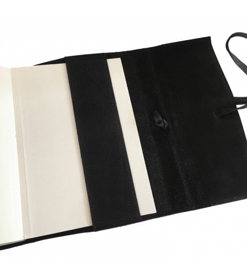 Carnet PA rechargeable cuir Nubuck noir, lacet cuir de fermeture, 
288 pages blanches, format A5