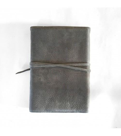 Carnet PA rechargeable cuir Nubuck gris, lacet cuir de fermeture, 288 pages blanches format A5.