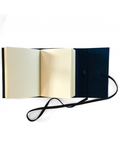 Carnet PA rechargeable cuir Nubuck bleu nuit, lacet cuir de fermeture, 288 pages blanches format A5.