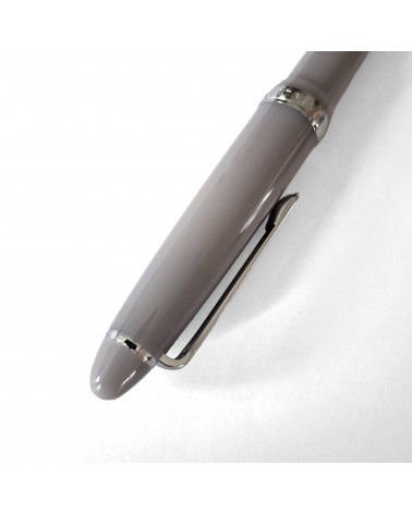Stylo-bille Sailor Shikiori Sansui Kamoshika (gris), résine gris clair tirant sur le mauve, attributs couleur argent.