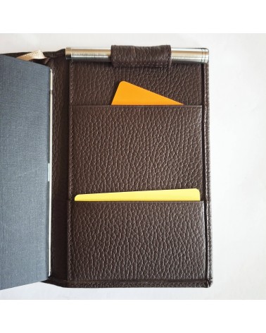Carnet X47 rechargeable, cuir brun foncé, format A6, contient 4 carnets