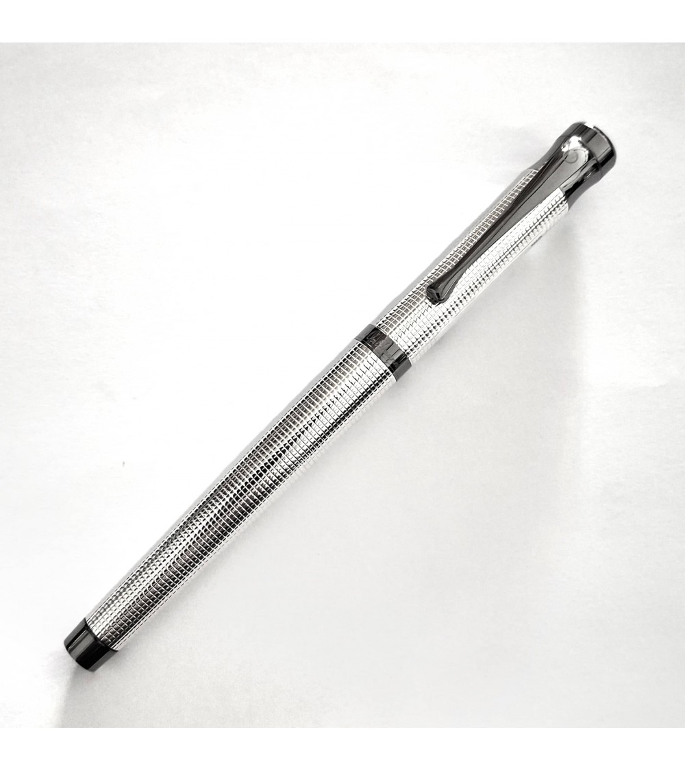 Stylo-plume Waldmann Tango ruthénium, argent sterling 925 entièrement guilloché décor petites pyramides, bec or 18 carats