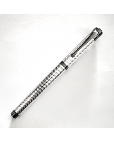 Stylo-plume Waldmann Tango ruthénium, argent sterling 925 entièrement guilloché décor petites pyramides, bec or 18 carats