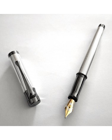 Stylo-plume Waldmann Tango ruthénium, argent sterling 925 entièrement guilloché décor petites pyramides, bec or 18 carats