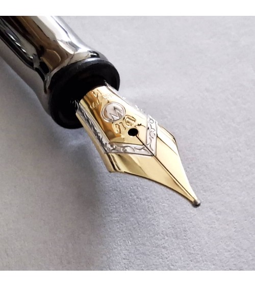 Stylo-plume Waldmann Tango ruthénium, argent sterling 925 entièrement guilloché décor petites pyramides, bec or 18 carats