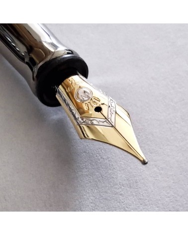 Stylo-plume Waldmann Tango ruthénium, argent sterling 925 entièrement guilloché décor petites pyramides, bec or 18 carats