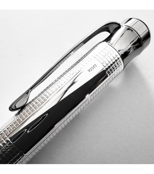 Stylo-plume Waldmann Tango ruthénium, argent sterling 925 entièrement guilloché décor petites pyramides, bec or 18 carats